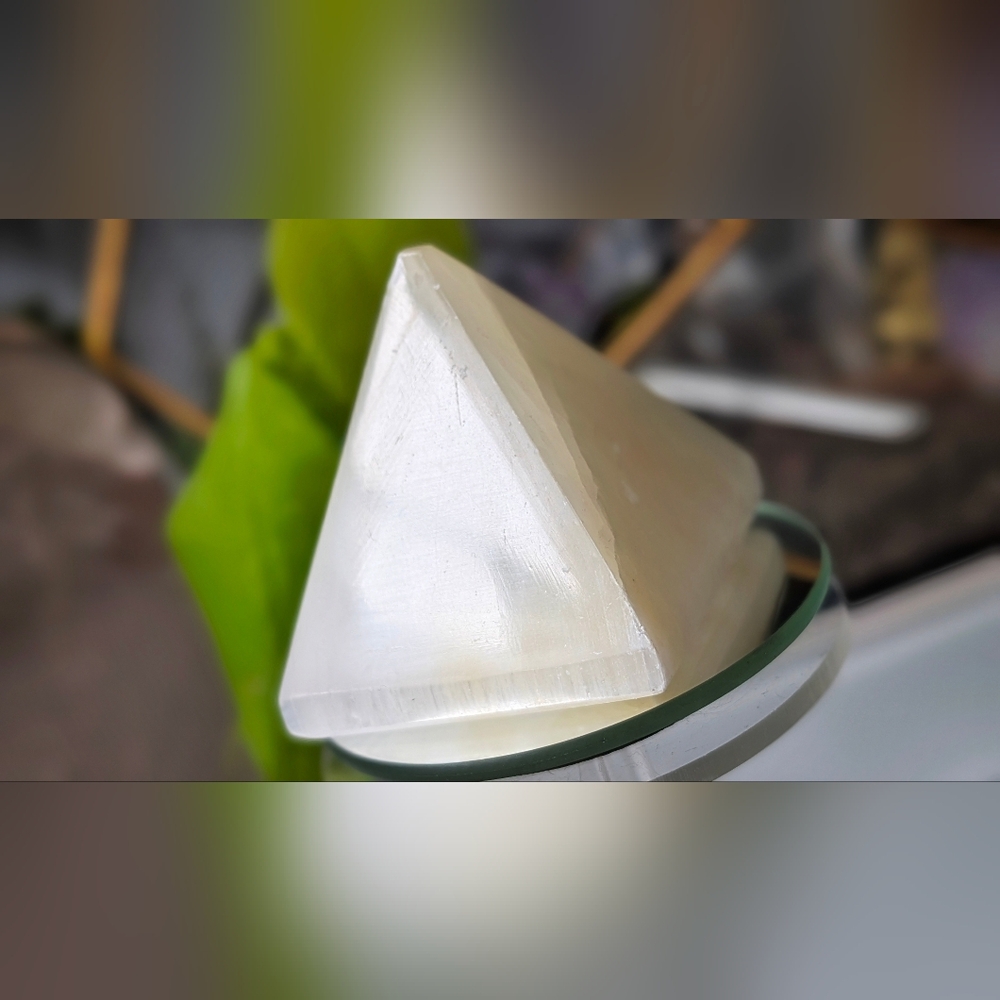 Selenite Crystal Pyramid - Picture 3 of 8
